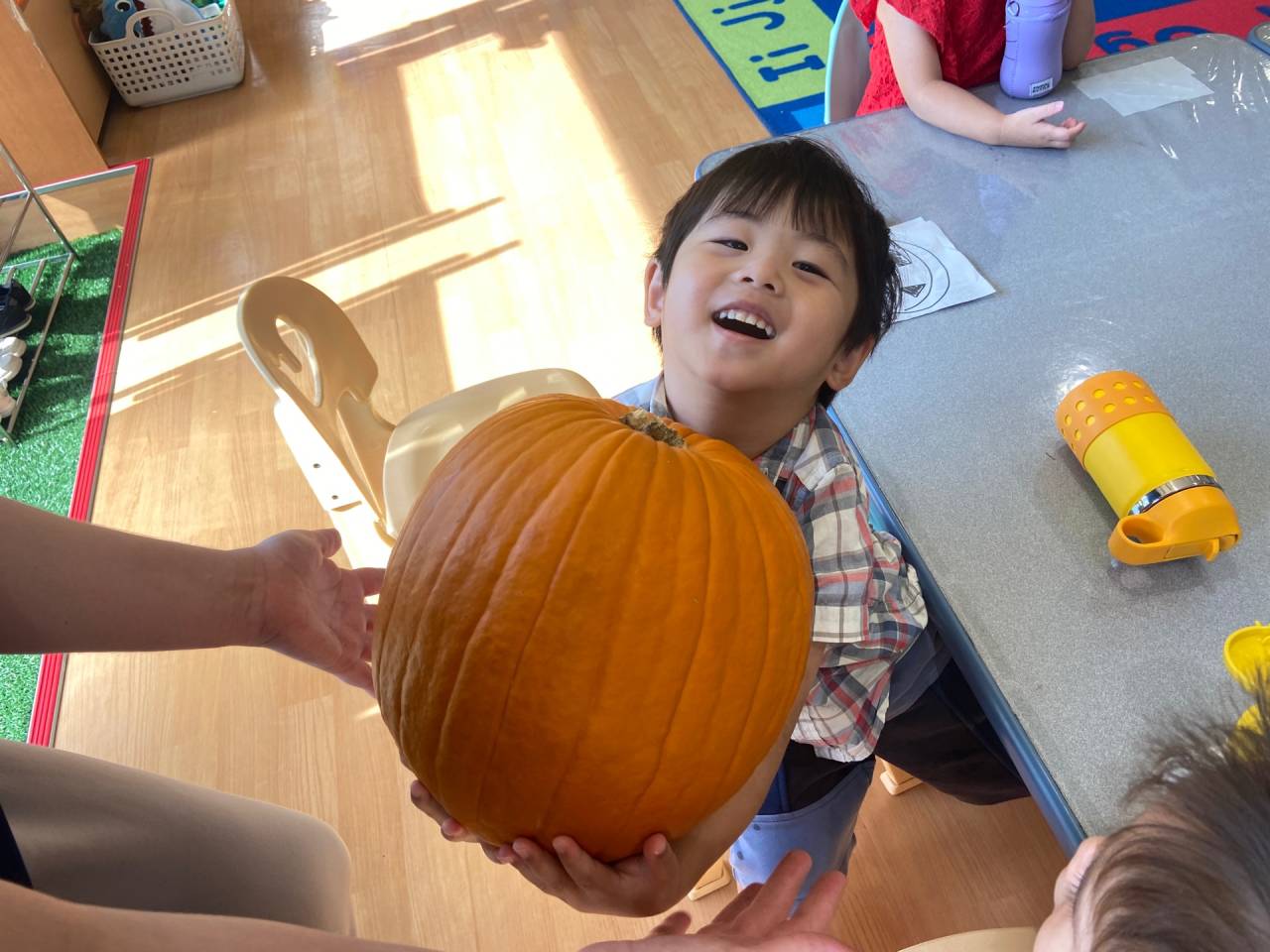 Pumpkin Carving(かぼちゃのおばけ作り)☆Preschool(2歳児クラス)