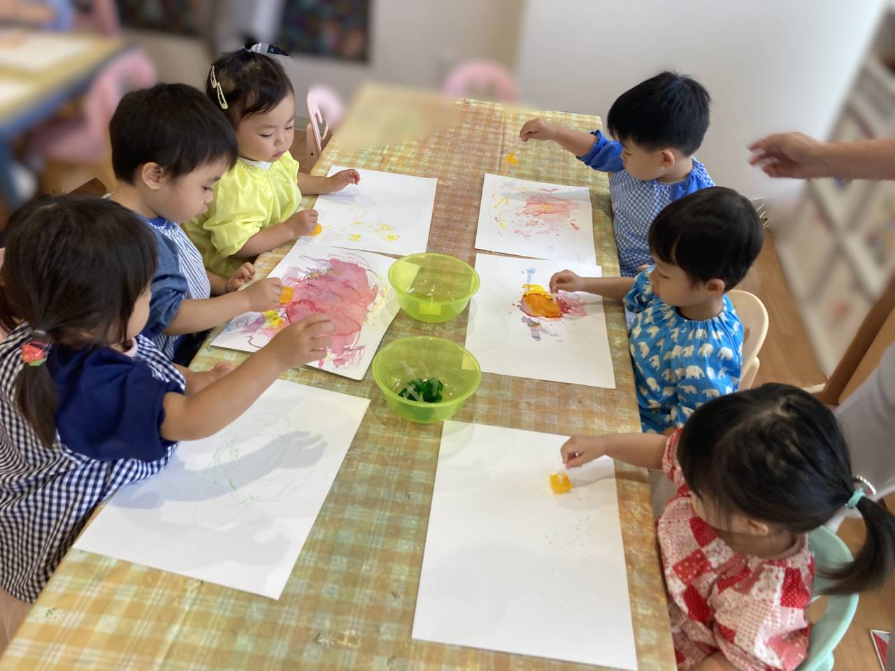 Ice Painting!（氷を使ってお絵描きしよう！) ☆Preschool(2歳児クラス)