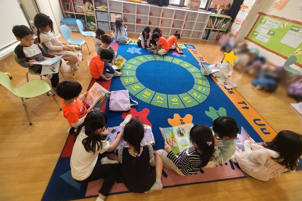 We love reading books! (読書が大好き！) ☆Kindy3（年長クラス）