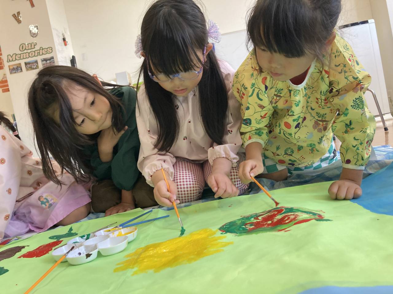 Painting Together ☆ Kindy 3